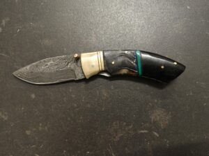 Magnifique couteau pliant avec lame en acier damas, manche en corne de bélier et corne de buffle ref BCB1