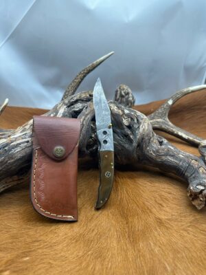 Magnifique couteau pliant avec lame en acier damas, manche en corne de vache brune ref DV300