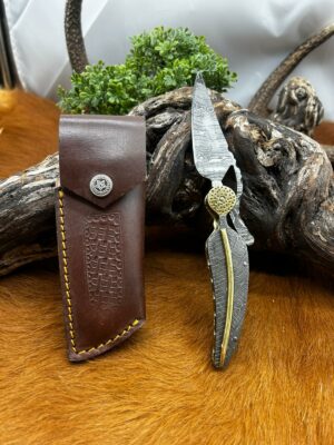Couteau plume indienne tout en acier damas 256 couches avec un cran de sécurité et un etui en cuir ref PI01