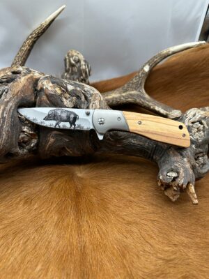 IDKDO Noël: Couteau de Chasseur pliant "Thème Sanglier" avec possibilité de gravé sur le manche ref CPC04