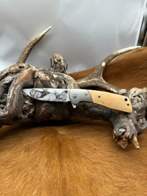 IDKDO Noël: Couteau de Chasseur pliant "Thème Cerf" avec possibilité de gravé sur le manche ref CPC05