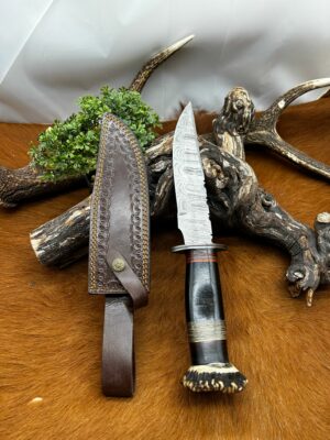 Bowie de chez RITE EDGE lame en acier damas 256 couches manche en corne de bélier ref B152.1