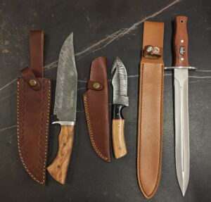 Lot de 3 couteaux : dague de chasse, couteau à dépecer, couteau de chasse ref CH187