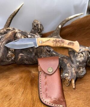 IDCadeau: Lot de 2 Couteaux de poche graver sur le thème du Chasseur et Sanglier avec étui en cuir de vache ref S56