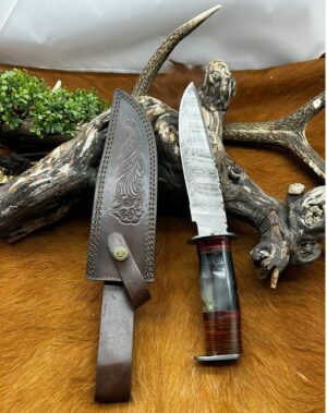 Bowie de chez RITE EDGE lame en acier damas 256 couches manche en corne brune ref B105