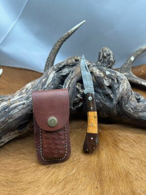 Couteau de poche lame en acier damas 256 couches manche en noyer et en olivier avec étui en cuir ref NO01