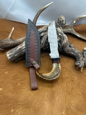 Couteau Bowie lame en acier Damas 256couches manche en corne de bélier avec étui en cuir ref