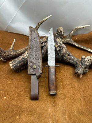 Magnifique Couteau Bowie lame acier damas 256 couches manche en Noyer ref B300