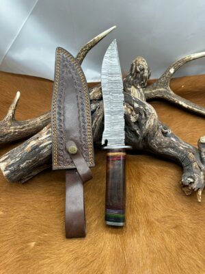 Magnifique Couteau Bowie lame acier damas 256 couches manche en Noyer ref B301