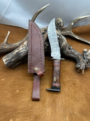 Magnifique Couteau Bowie lame acier damas 256 couches manche en Noyer ref B302