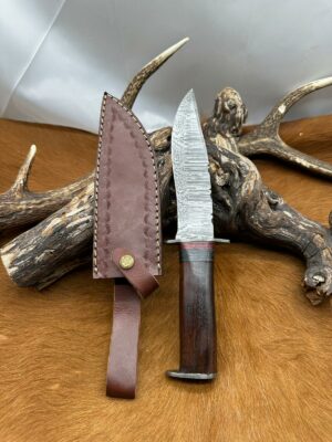 Magnifique Couteau Bowie lame acier damas 256 couches manche en Noyer ref B304