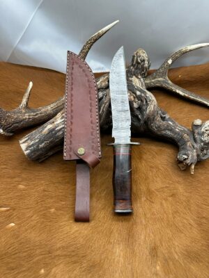 Magnifique Couteau Bowie lame acier damas 256 couches manche en Noyer ref B305