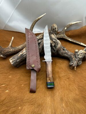 Magnifique Couteau Bowie lame acier damas 256 couches manche en Noyer ref B306