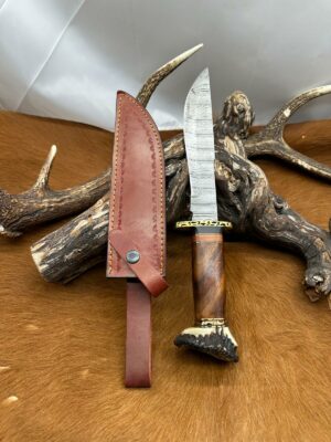 Magnifique Couteau de chasse Bowie manche en Noyer avec pommeau en bois de cerf ref B290