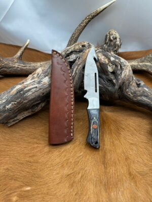 Magnifique Petit couteau a dépecé lame en acier Damas, Manche en bois de rose et mitre en métal MBU02