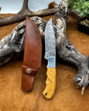 Couteau de chasse Damas manche en bois d'olivier lame damas 256 couches avec étui en cuir ref F101