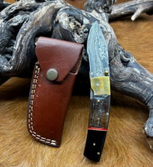 Magnifique couteau pliant avec lame en acier damas, manche en corne de bélier et corne de buffle BCB2