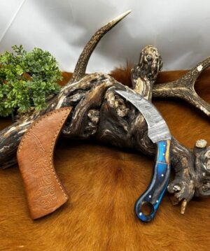 Couteau Karambit, lame en acier damas avec étui en cuir Ref K05