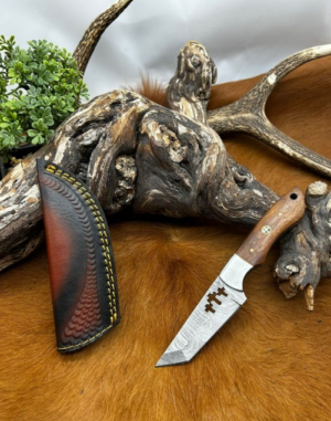 Magnifique couteau lame en acier damas 256 couches avec étui en cuir ref DMN116