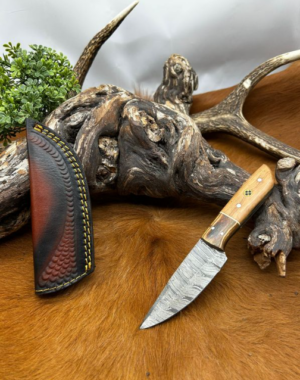 Magnifique couteau lame en acier damas 256 couches manche en bois d'olivier Ref DMN117