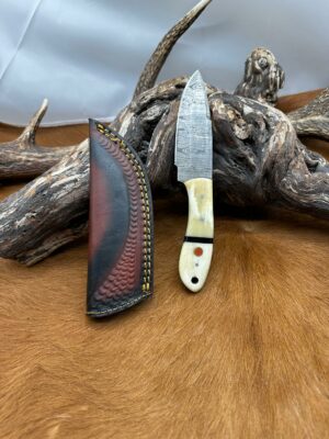 Magnifique Couteau lame en acier damas 256 couches avec un étui en cuir ref DMN105