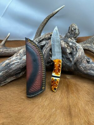 Magnifique couteau lame en acier damas 256 couches manche en Os tailler ref DMN112