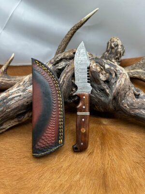 Magnifique couteau lame en acier damas 256 couches manche en noyer Ref DMN124