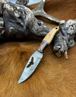 Magnifique couteau EAGLE lame en acier damas 256 couches manche en bois d'olivier Ref DMN118