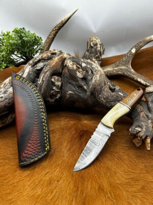 Magnifique couteau lame en acier damas 256 couches avec étui en cuir ref DMN114