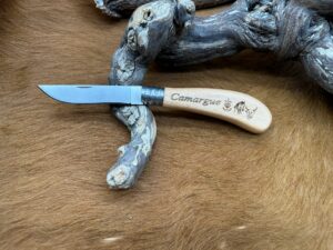 Couteau de poche pliant manche en Bois d’Olivier Gravé "Camargue" (Gravure Prénom Offerte) OP100