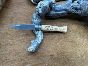 Couteau de poche pliant manche en Bois d’Olivier Gravé "Chasseur" (Gravure Prénom Offerte) OP200