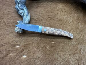 Couteau de Poche Pliant manche en Bois d’Olivier Gravé CPG100