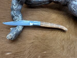 Couteau de Poche Pliant manche en Bois d’Olivier Gravé CPG200