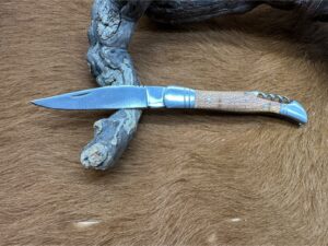 Couteau de Poche Pliant manche en Bois d’Olivier Gravé CPG300