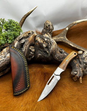 Magnifique couteau lame en acier damas 256 couches manche en Noyer Ref DMN121