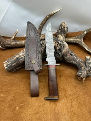 Couteau Bowie lame acier damas 256 couches manche en Noyer ref BC24