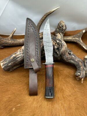 Couteau Bowie lame acier damas 256 couches manche en Noyer ref BC28