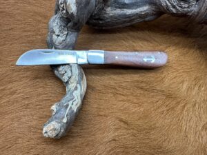 Couteau de Poche Pliant manche en Noyer avec croix Camarguaise incrustée (Gravure Prénom Offerte) ref CBN10