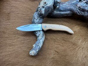 Couteau de Poche Pliant manche en Bois d’Olivier (Gravure Prénom Offerte) ref CBO35