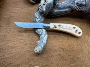 Couteau de poche pliant manche en Bois d’Olivier Gravé “Ardèche” (Gravure Prénom Offerte) OP101