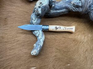 Couteau de poche pliant manche en Bois d’Olivier Gravé “Pécheur” (Gravure Prénom Offerte) OP201