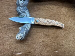 Couteau de Poche Pliant manche en Bois d’Olivier Gravé CPG101
