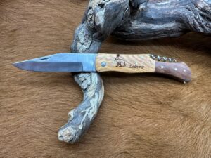 Couteau de Poche Pliant manche en Bois et Noyer Gravé “Lièvre” (Gravure Prénom Offerte) CNO51