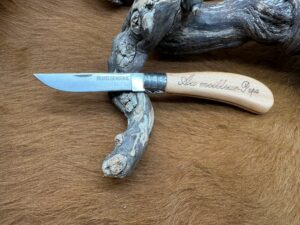 Couteau de poche pliant manche en Bois d’Olivier Gravé “Au meilleur Papa” (Gravure Prénom Offerte) OP102