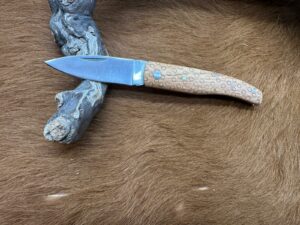 Couteau de Poche Pliant manche en Bois d’Olivier Gravé CPG102