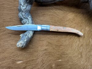 Couteau de Poche Pliant manche en Bois d’Olivier Gravé CPG202