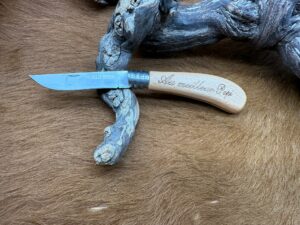 Couteau de poche pliant manche en Bois d’Olivier Gravé “Au meilleur Papi” (Gravure Prénom Offerte) OP102