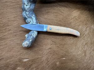 Couteau de Poche Pliant manche en Bois d’Olivier Gravé CPG103