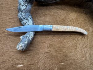 Couteau de Poche Pliant manche en Bois d’Olivier Gravé CPG203