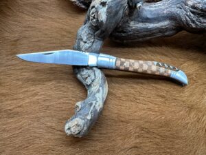 Couteau de Poche Pliant manche en Bois d’Olivier Gravé CPG303